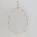Détail du collier en chaîne dorée avec fleurs en perles blanches et fermoir réglable - Collier 41+5cm (Or/Fleur de Perle)