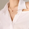 Franse stijl 18k vergulde titanium ketting met rode acryl hart hanger op een model - 40+5cm / Goud