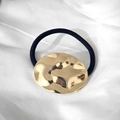 Elegant U-shaped hair tie with hammered gold oval metal plate and black elastic cord - Gold Liquid Oval