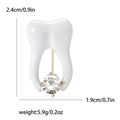Spilla a forma di dente in smalto bianco con cristallo e dettagli oro, 2,4 cm - Bianco