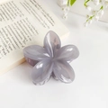 Pinza para el pelo con flor de plumeria púrpura grisácea y un acabado traslúcido - Gris
