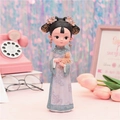 Niedliche Mädchenfigur im lila Cheongsam mit Katze im chinesischen Stil Deko - Große Katze Umarmende Prinzessin
