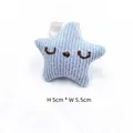 Détail d'un accessoire étoile bleue 5cm x 5,5cm rembourré avec visage souriant brodé - Étoile Bleue (Sans épingle)