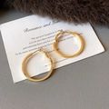 Boucles d'oreilles créoles dorées avec fil plat carré sur un fond texturé élégant - Boucles d'Oreilles Créoles en Fil Carré Plat Dorées (84#)