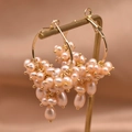 Boucles d'oreilles créoles dorées avec perles naturelles roses et champagne - Ensemble créoles en perles roses