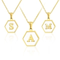 Collana con pendente esagonale in acciaio dorato con lettere S A M e guscio bianco - Lettera M / Esagono Conchiglia Bianca Oro