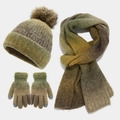 Dettaglio set invernale in maglia tie-dye con sciarpa, berretto e guanti sfumati - Sfumatura Verde