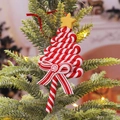 Rot-weißer Zuckerstangen-Weihnachtsbaumschmuck mit gelbem Stern und Schleife am Baum - Rot-Weißer Baum Stil C