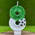 Bougie d'anniversaire foot numéro 8 avec paillettes vertes et mini décoration de football - Chiffre 8