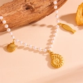 Détail de pendentifs coquillage et étoile de mer sur collier de perles de plage - Collier de Perles Conque(H706)
