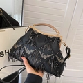 Elegante borsa a conchiglia con paillettes nere, frange e manico in metallo dorato - Nero