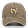 Détail en gros plan d'une casquette de baseball kaki délavé avec broderie Corgi mignonne. - Réglable / Kaki