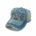 Detailansicht der Jeans-Baseballkappe mit Vintage-Stickerei und modischen Fransen-Details - M (56-58cm) / Blau-Gelb