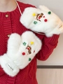 Dettagli di guanti bianchi di peluche con ricamo di orsetto di Natale e pompon colorati - Stile Muffola / Bianco
