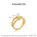 Dettaglio dell'anello a incrocio placcato oro 18K con strass e trama a corda - US 6 / Oro