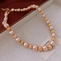 Dettaglio della collana di perle rosa con perline d'oro e chiusura a moschettone - Collana - Oro