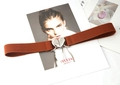Detail der silbernen Herzschnalle an einem braunen elastischen Gürtel auf Magazin - Khaki