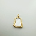 Pendentif carré doré élégant avec incrustation en nacre blanche naturelle irisée - Cube (coquille Blanche)