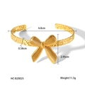Détail du bracelet manchette à nœud doré avec texture martelée et spécifications - Style Texturé Nœud de Ruban (HC-B20025)