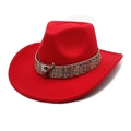 Detailansicht der roten Cowboyhut-Wollfilz mit Ethno-Band und Stierschädel-Metallelementen - M (56-58cm) / Rot
