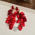 Détail des boucles d'oreilles à clips avec pétales de rose rouges et longs glands - Boucles d'oreilles à clip / Rouge