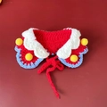 Détail d'un collier pour animaux au crochet rouge avec col à volants blanc et pompons - Collier Double Couche Rouge