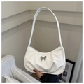 Detalle de bolso medialuna plisado blanco con un adorno de mariposa plateada - Blanco