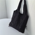Dettaglio del delicato ricamo a farfalla nera sul tessuto leggero della borsa in mesh - Ricamo di Farfalla Tutto Nero