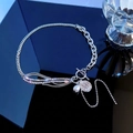 Dettaglio della collana in argento con chiusura OT, perla e ciondolo a moneta - Stile Ciondolo Moneta Perla Multistrato (J516) / Argento (Acciaio al Titanio J516)