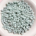 Perline cilindriche in acrilico da 6 mm azzurro in una ciotola di ceramica bianca - Grigio Fagiolo Chiaro