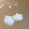 Detalle de pendientes chapados en oro con pompones blancos y perlas elegantes - Chapado en Oro Blanco