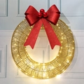 Detailaufnahme vom Weihnachts-Kranz mit roter Glitzerschleife und warmweißen LED-Lichtern - 30CM Gold Mit Licht