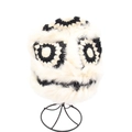 Vue détaillée du chapeau seau en crochet d'hiver avec garniture en fausse fourrure douce - Taille unique / Style de couture Granny Square Noir et Blanc (3)
