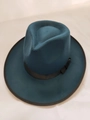 Détail d'un chapeau fedora en laine bleu canard avec ruban noir et nœud décoratif - M (56-58cm) / Bleu Lac