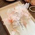 Dettaglio di fermagli per capelli fiori rosa con farfalle e nappe di perle - Rosa Chiaro (Un Paio)