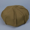 Vista detallada de una gorra baker boy caqui de algodón con costuras de ocho paneles y botón - M(56-58cm) / Verde Oliva