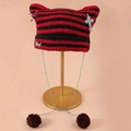 Berretto a righe rosse e nere fatto a mano con orecchie da diavolo, croce punk e pompon - Taglia unica / Righe Rosse e Nere