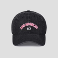 Dettaglio del ricamo Los Angeles 83 sul cappellino da baseball in denim lavato - Nero
