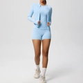 Vue détaillée de l'ensemble de yoga bleu clair 3 pièces avec veste cintrée et short haut - Bleu Ciel