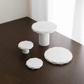 Minimalistisches weißes Schmuckdisplay-Set mit geometrischen Gips-Podesten - Abgeschrägtes Rundes Tablett Set (4-teilig)