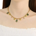 Detailansicht Goldkette mit grünen Avocado-Anhängern und funkelnden Kristallakzenten - Avocado-Stil (KN293099-SXSJ)