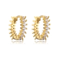 Makroaufnahme vergoldeter Creolen mit Zirkonia-Besatz und kleinen Metallspitzen-Details - Bespickter Reifenstil (42394) / Gold