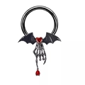 Makroaufnahme von gotischem schwarzem Nasenring mit Fledermausflügeln und rotem Edelstein - Schwarze Skeletthand Rotes Herz Stil (#6)