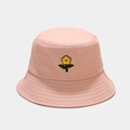 Dettaglio del ricamo a piccoli fiori gialli sul cappello a secchiello in tela rosa con cucitura - M (56-58cm) / Rosa scuro
