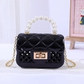 Mini schwarze Jelly Tasche mit Perlengriff und Goldkette in gestepptem Design - Schwarz