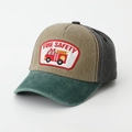 Dettaglio del ricamo camion dei pompieri su cappellino in cotone color-block per bambini - 52cm (Consigliato 2-6 Anni) / Verde Scuro Marrone Grigio (A)