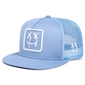 Dettaglio del cappello trucker azzurro con rete e ricamo smiley bianco fuso - Celeste