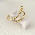 Bracelet manchette nœud plaqué or ajustable avec perles blanches sur un piédestal - Style A (Style Perle)