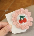 Roze gebreide bloemen haarclip met geborduurd rood kersenpatroon voor meisjes - Roze Bloem met Kers