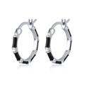 Dettaglio di orecchini a cerchio in argento S925 con smalto nero e zirconi bianchi - Smalto Nero Base Argentata (Forma di Bambù) / Argento Nero